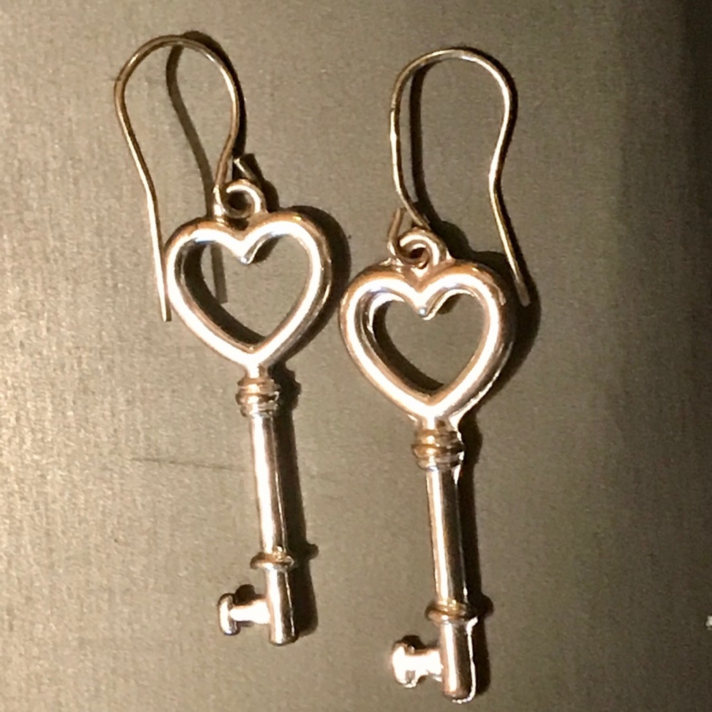 🔴 $5 or 3 for $12 Heart Key Earrings Silver Tone - Picture 4 of 4
